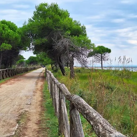 Colorful Flat In Bibione-beahost דירה ביביונה